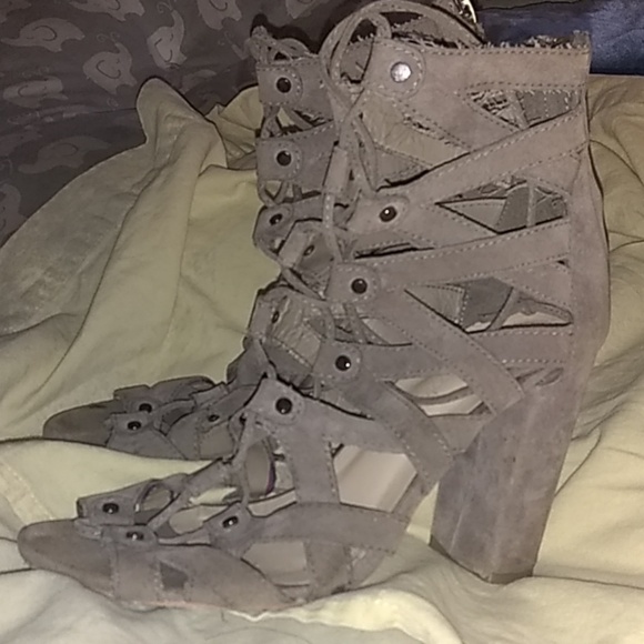 Grey heels - Picture 1 of 3